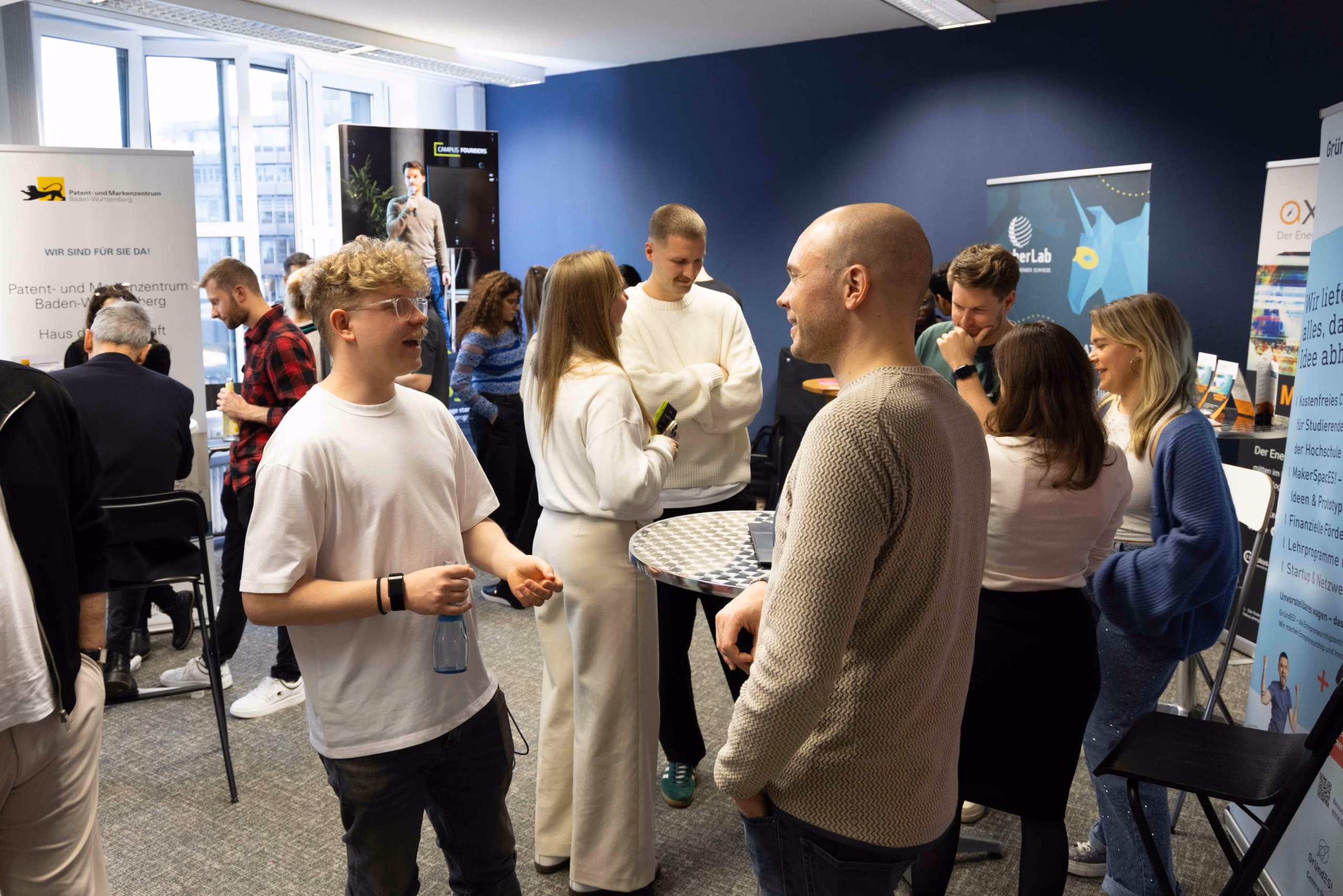 Startup Marktstände zum Networking auf dem Road to Startup Summit 2026